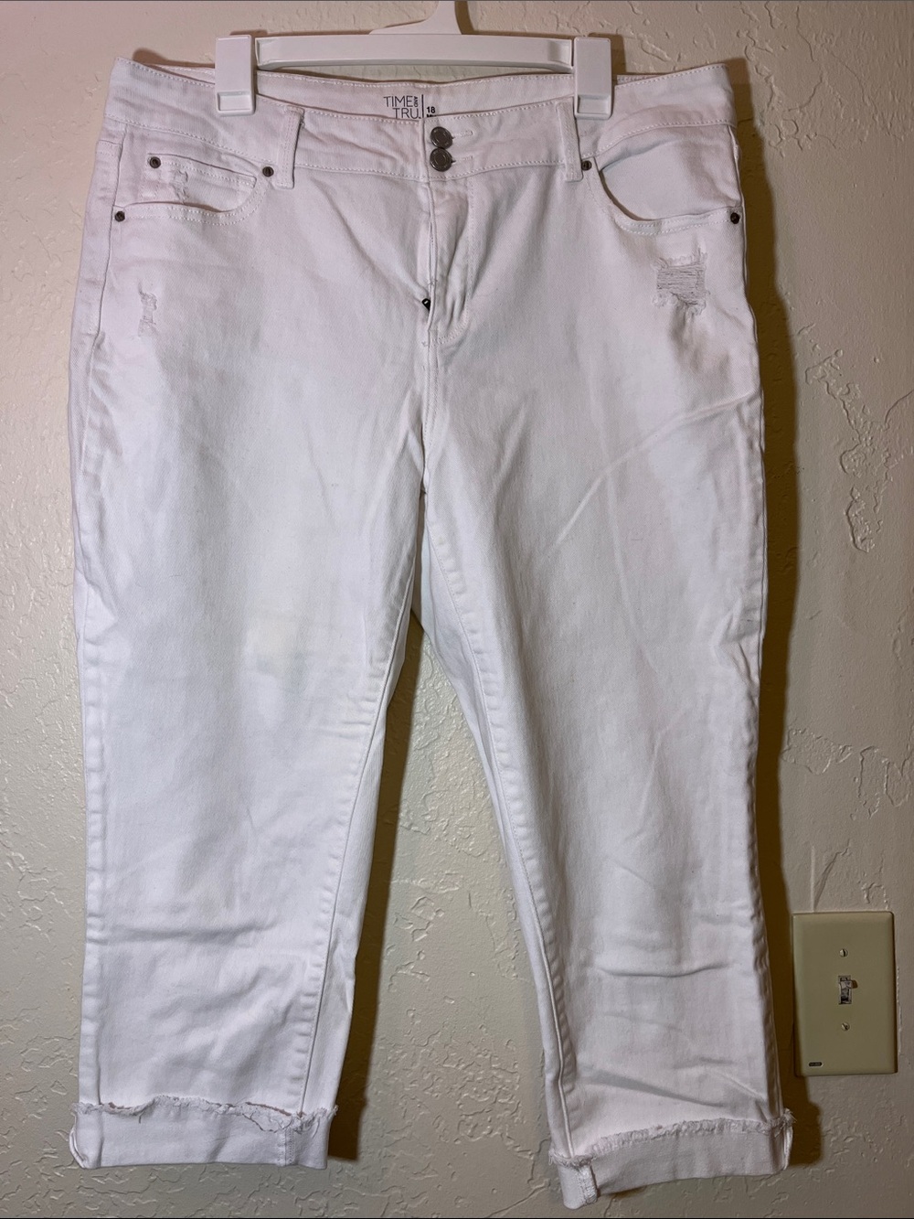 Time and Tru White Cropped Distressed Women's Jeans